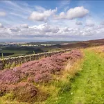 Rose Cottage, Village Nr Thirsk North Yorkshire Hot Tub - Rural Location