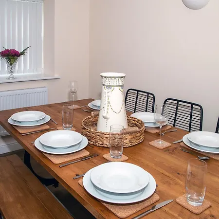 Rose Cottage, Village With Hot Tub - Rural Location