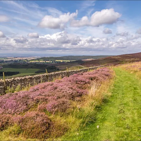 Rose Cottage, Village With Hot Tub - Rural Location