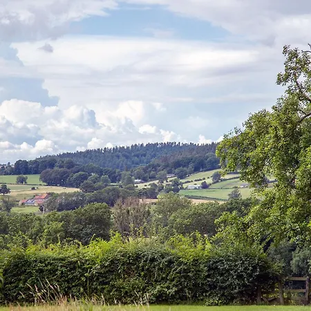 Rose Cottage, Village With Hot Tub - Rural Location *