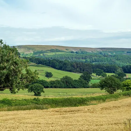 Rose Cottage, Village With Hot Tub - Rural Location