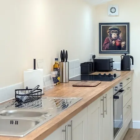 Rose Cottage, Village With Hot Tub - Rural Location