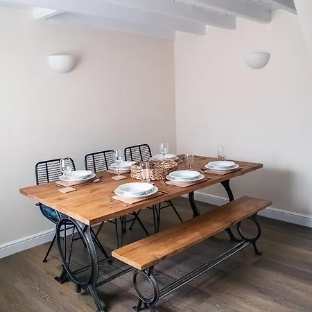 Rose Cottage, Village With Hot Tub - Rural Location *