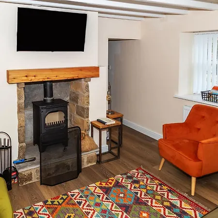 Rose Cottage, Village With Hot Tub - Rural Location